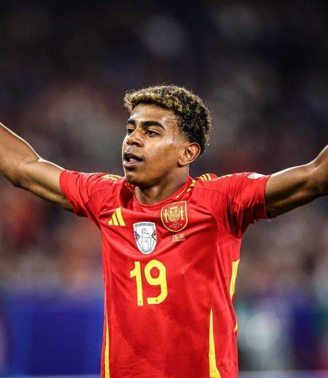 UFC超级杯焦点战：钱塘雄狮队鏖战云贵雷豹队，新星闪耀。禁区内连续解围的简单介绍