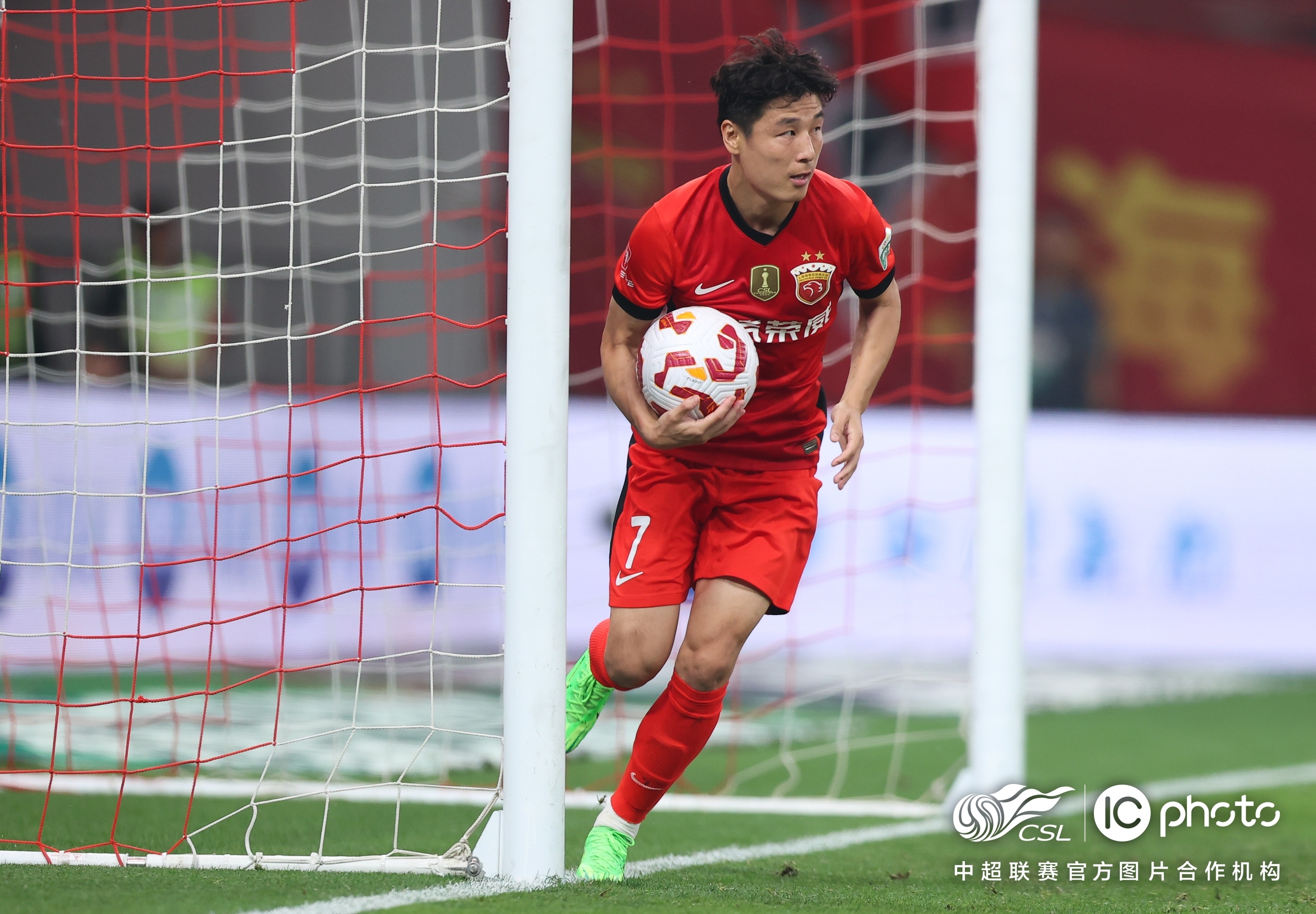 上海海港发布备战花絮;冲刺阶段队长鼓劲;意大利杯任务艰巨;纪律约束更严格的简单介绍 上海海港发布备战花絮;冲刺阶段队长鼓劲;意大利杯任务艰巨;纪律约束更严格的简单介绍